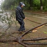 Silne dazde na severe Ciny si vyziadali pat obeti juh a Vietnam zasiahla tropicka burka