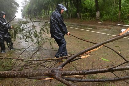 Silne dazde na severe Ciny si vyziadali pat obeti juh a Vietnam zasiahla tropicka burka