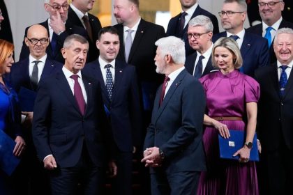 Socialne siete versus tradicne media Zijeme v paradoxe neverime spravam ktore tak radi sledujeme