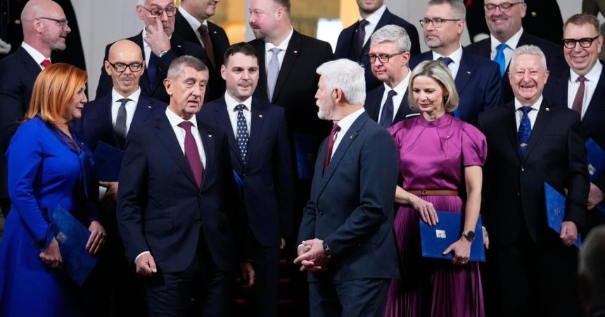 Socialne siete versus tradicne media Zijeme v paradoxe neverime spravam ktore tak radi sledujeme