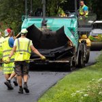 Stredoslovaci stavili na genialny napad Rozbitu cestu zalievaju asfaltom z cigaretovych ohorkov
