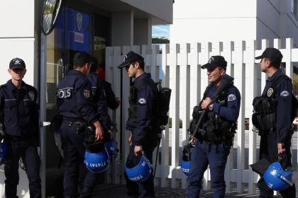 Turecke urady zadrzali desiatky ludi vratane novinrov pred samitom NATO