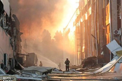 Ukrajina Rusko Online Rusi zasiahli v Kyjeve tovaren na vyrobu municie a nepriestrelnych viest raketa ju uplne znicila