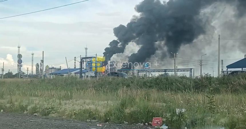 Ukrajina zasiahla najvacsiu sibirska rafinieriu Drony preleteli rekordnych tritisic kilometrov