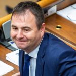 V meste Smeru sa byvali a sucasni stranici zapajaju do boja proti sebe Medzitim sa v Zlatych Moravciach deju zvlastne veci