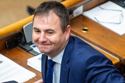 V meste Smeru sa byvali a sucasni stranici zapajaju do boja proti sebe Medzitim sa v Zlatych Moravciach deju zvlastne veci