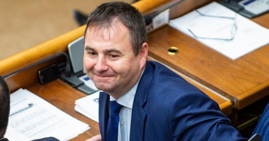V meste Smeru sa byvali a sucasni stranici zapajaju do boja proti sebe Medzitim sa v Zlatych Moravciach deju zvlastne veci