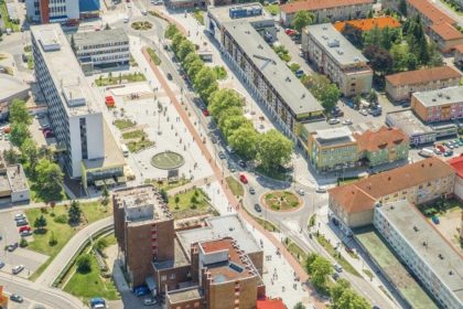 Vo Vranove nad Toplou prebieha oprava namestia pred Domom kultury za viac ako 200 tisic eur