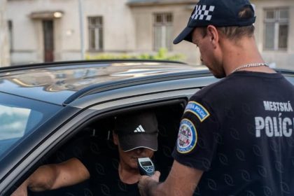 Vodic sposobil nehodu a pokusil sa ujs Policajti ho na krizovatke zablokovali Bol pod vplyvom alkoholu