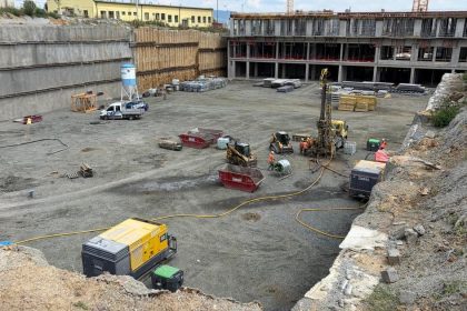 Vysetrovanie vystavby nemocnice v Presove pokracuje odobrali vzorky z problemovych stlpov