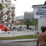 zachranari uz roky pristavaju v provizornych podmienkach statnej nemocnici chyba heliport pomoc by mala zupa