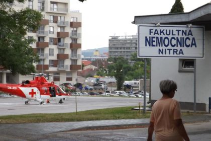 zachranari uz roky pristavaju v provizornych podmienkach statnej nemocnici chyba heliport pomoc by mala zupa