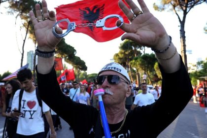 ziadaju koniec premiera albanci protestovali v uliciach tirany uz 35 den po sebe