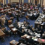 Americky Senat schvalil kratkodobe financovanie uradov aby predisiel shutdownu pred volbami do Kongresu