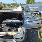 Auto zislo z cesty po nehode museli zakliesneneho vyslobodit skoncil v nemocnici