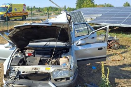 Auto zislo z cesty po nehode museli zakliesneneho vyslobodit skoncil v nemocnici