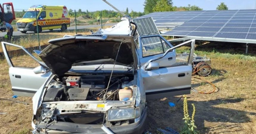 Auto zislo z cesty po nehode museli zakliesneneho vyslobodit skoncil v nemocnici