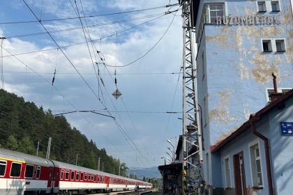 Cestujucich vitajuc opadavjuce omietky Historicku zeleznicnu stanicu opravi za dva miliony eur