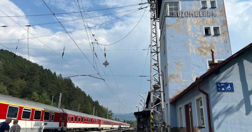 Cestujucich vitajuc opadavjuce omietky Historicku zeleznicnu stanicu opravi za dva miliony eur
