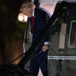 Desiatky pasazierov netusili o nicom Trumpov unik z Air Force One z nich urobil navnadu