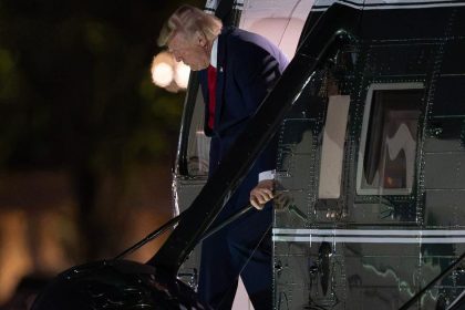 Desiatky pasazierov netusili o nicom Trumpov unik z Air Force One z nich urobil navnadu