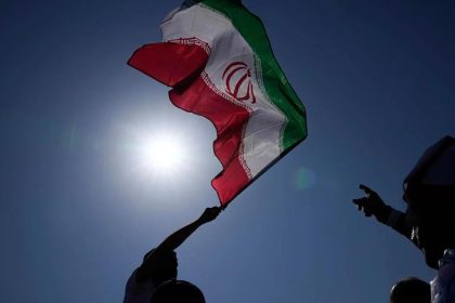 Iran hrozil statov Perzskeho zalivu znicenim energetickych zariadeni za utoky USA