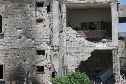 Izraelske utoky na juhu Libanonu zranili dve osoby a poskodili sanitku