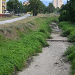 Koryto riek y Bodva v Moldave je bez vody mesto tuto situaciu vyuzilo na jeho vycistenie