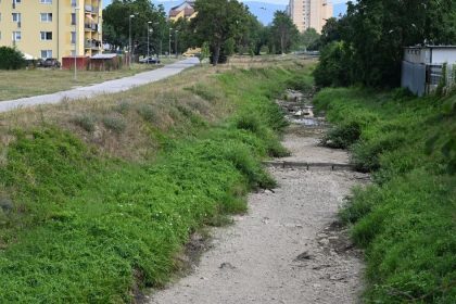 Koryto riek y Bodva v Moldave je bez vody mesto tuto situaciu vyuzilo na jeho vycistenie