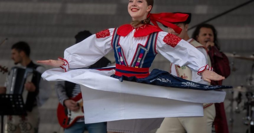 Len pre zopar nadsencov je folklor aj zivobytim vacsina mladych tancuje pre radost hovori folkloristka