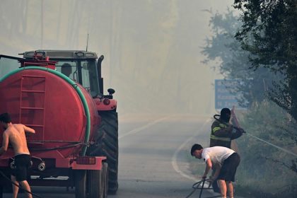 Lesny poziar na greckom ostrove Skyros ohrozil obvane oblasti