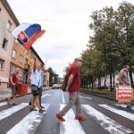 Martinania zablokovali Cervenu armadu Uctili si aj mlade dievca k Torym presla vojenska cisterna