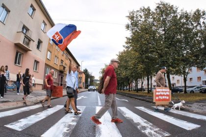 Martinania zablokovali Cervenu armadu Uctili si aj mlade dievca k Torym presla vojenska cisterna