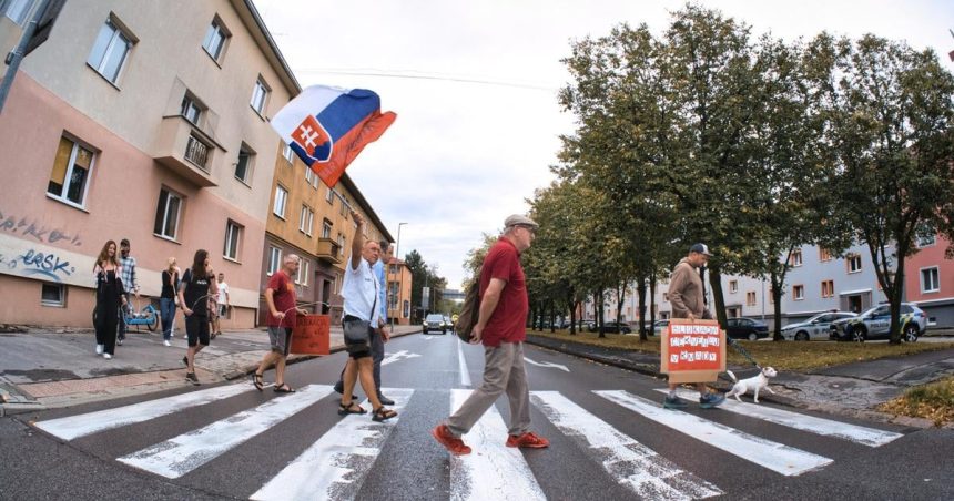 Martinania zablokovali Cervenu armadu Uctili si aj mlade dievca k Torym presla vojenska cisterna
