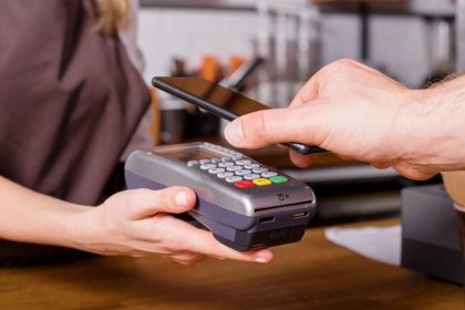 Mobilom uz platit viac ako polovica Slovakov zaujem o AI v nakupovani rastie
