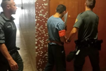 Najprv ho olupili potom na smrt zbili Trom muzom bez domova hrozi 15 rokov vazenia