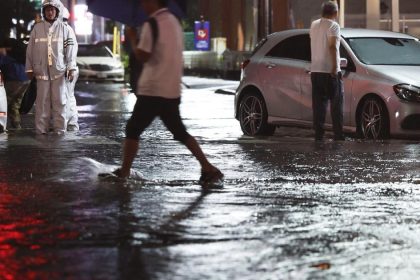 Okolie Tokia zasiahli privalove dazde a povodne Najmenej jedna osoba prisla o zivot