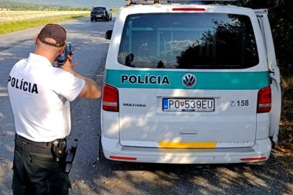 Policajti zablokovali cesty v Preove a okol Zastavili vodisk preukazy osvedenia aj evidenn sla