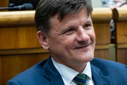 Poslanec Alojz Hlina sa stava plnohodnotnym clenom strany SaS