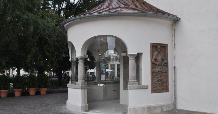 Preglejka z Urbanovej veze zmizla Sklenene dvere museli po prasknuti zamku a vetre vyrobit nanovo