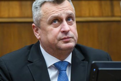 SNS navrhne parlamentu aby mal pravomoc odnat statne vyznamenanie