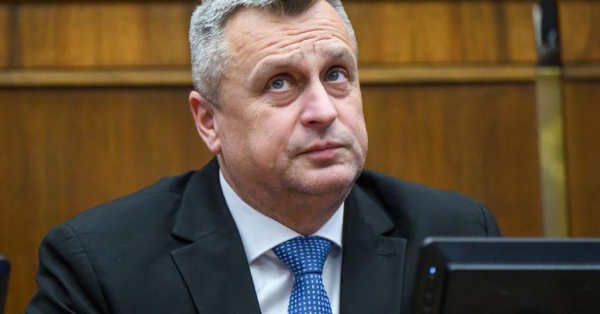 SNS navrhne parlamentu aby mal pravomoc odnat statne vyznamenanie