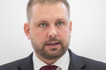 SaS vyzyva Saska aby zverejnil komplexny financny plan na dokoncenie nemocnic