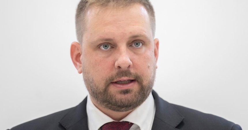 SaS vyzyva Saska aby zverejnil komplexny financny plan na dokoncenie nemocnic