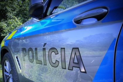 Skuter narazil do bicykla cyklista skoncil v nemocnici Policia patra po druhom vodicovi