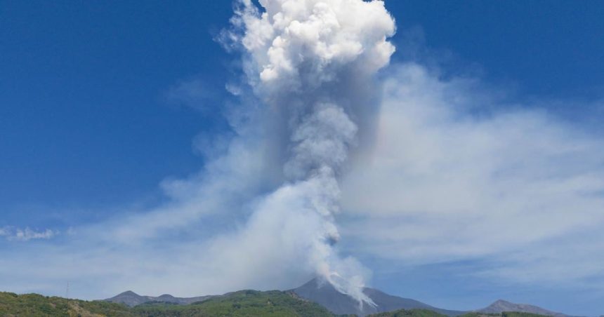 Sopka Etna uzavrela prevadzku letiska v Catania
