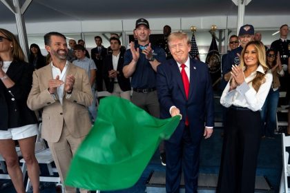 Trump spustil preteky IndyCar v centre Washingtonu nariadil ich usporiadat ako sucast oslav vyrocia vzniku USA