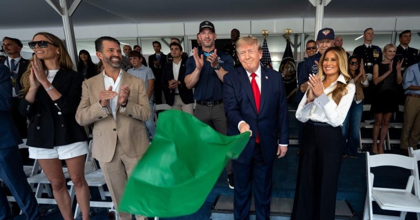Trump spustil preteky IndyCar v centre Washingtonu nariadil ich usporiadat ako sucast oslav vyrocia vzniku USA