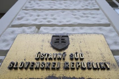 Ustavny sud sa obratil na Europsky sudny dvor s prejudicialnou otazkou ktora sa tyka manzelstiev osob rovnakeho pohlavia