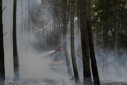 V Chorvatsku evakuovali obec Lokva Rogoznica ohrozen poziarom v lesoch